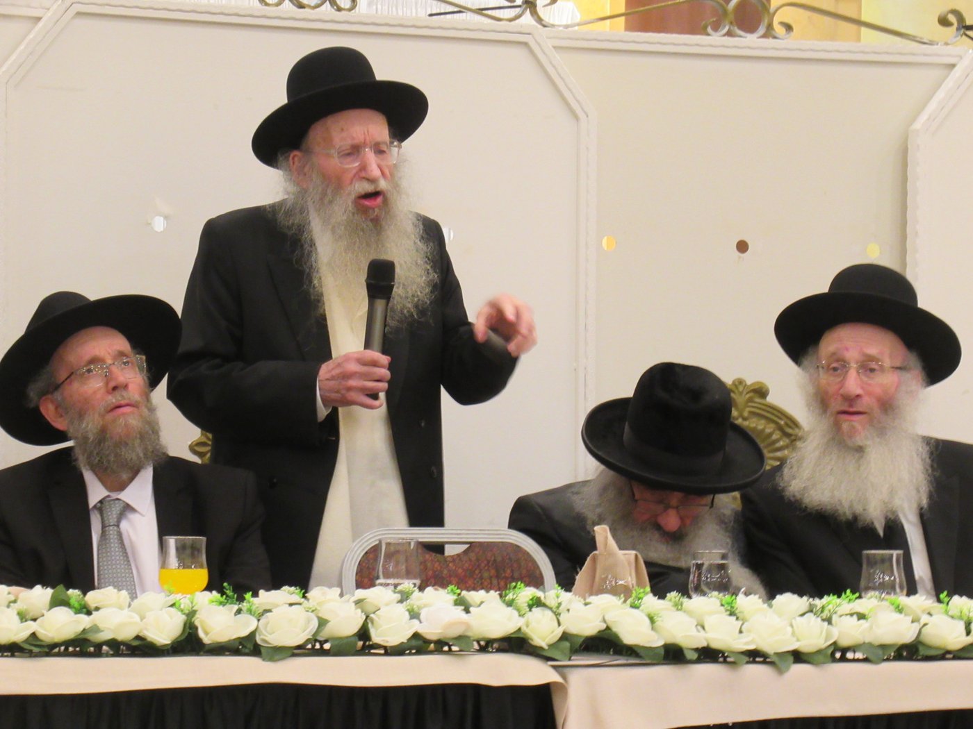 האחים הרבנים דינר התקבצו בחתונה אחת