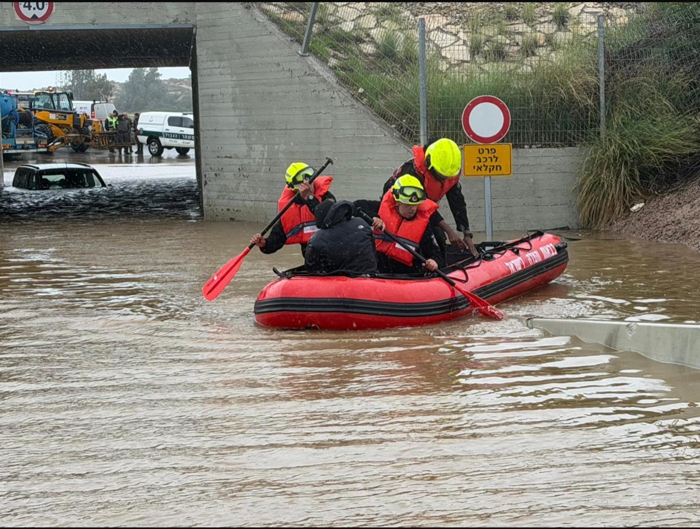 חילוץ הלכוד מגג רכבו מתחת לגשר סמוך לצומת אמונים