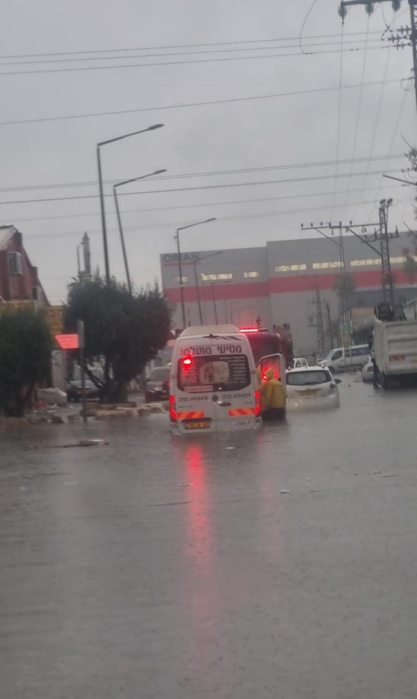 חילוץ הלכודים מרכב ברחוב פקר בקריית מלאכי