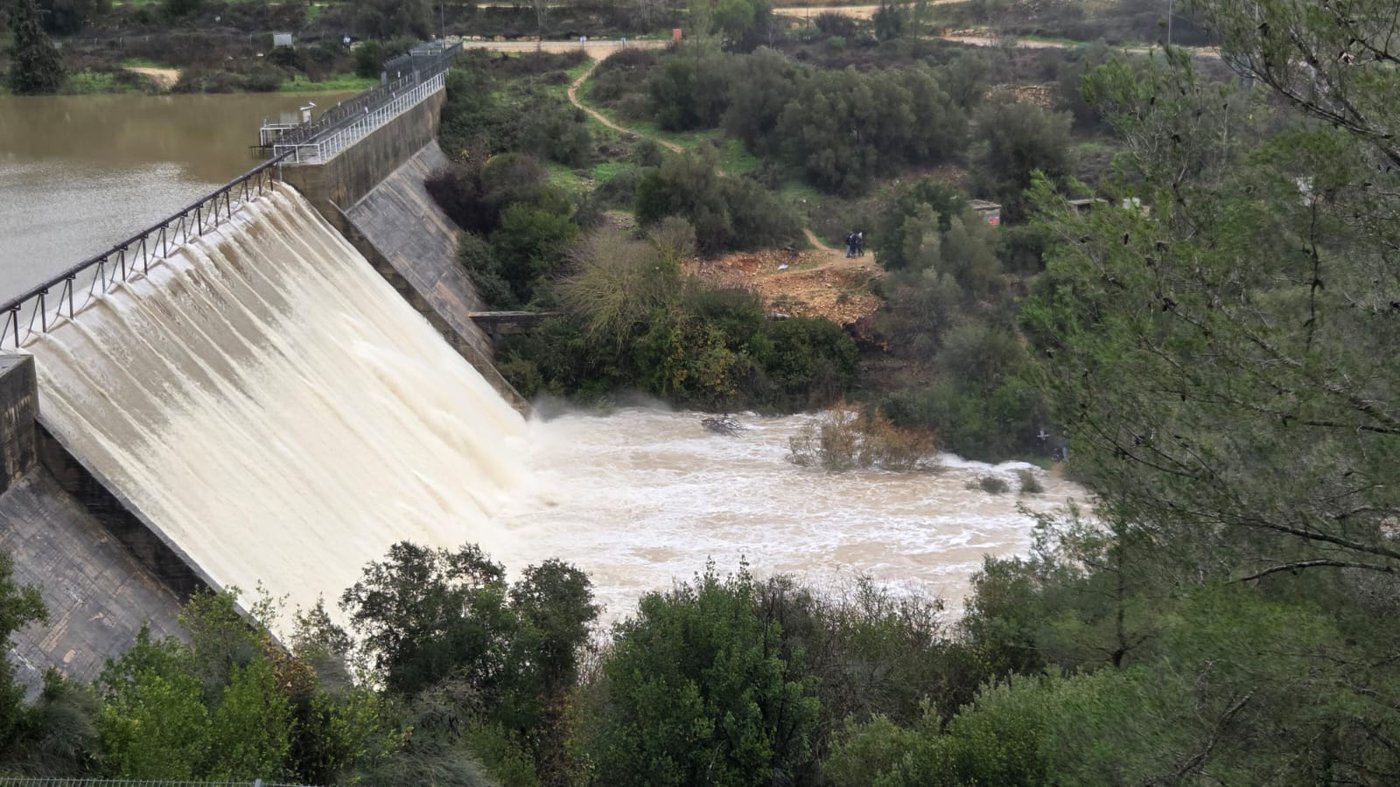 לראשונה מזה 3 שנים: סכר בית זית עלה על גדותיו