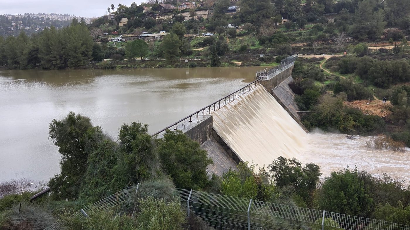 לראשונה מזה 3 שנים: סכר בית זית עלה על גדותיו