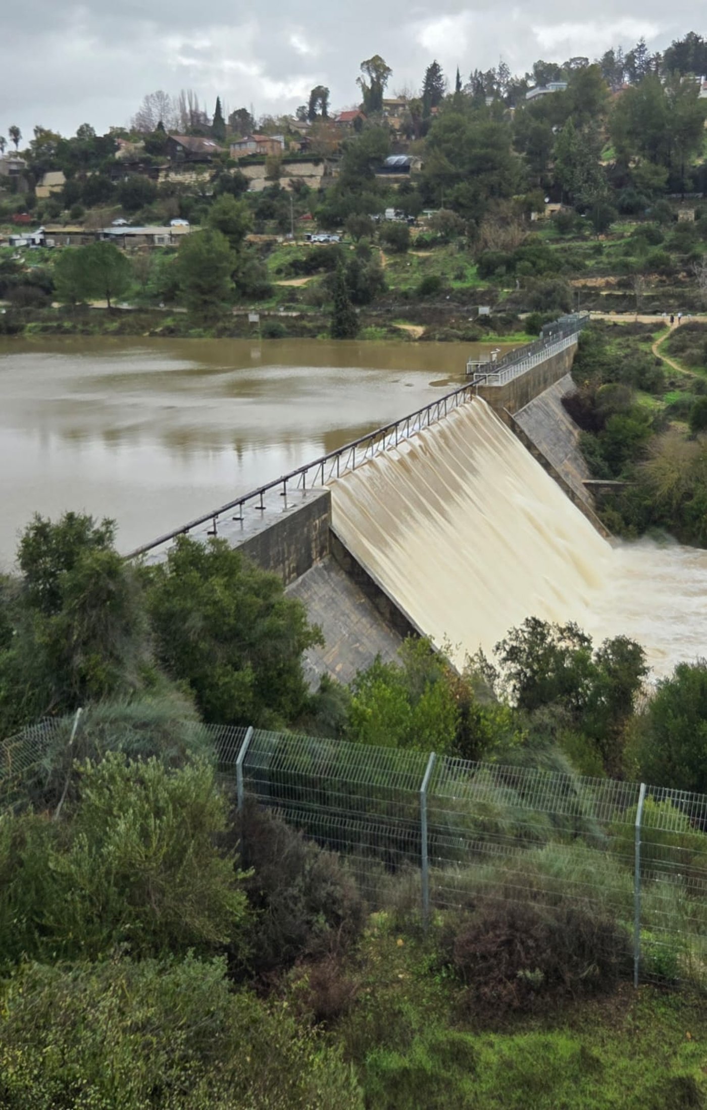 לראשונה מזה 3 שנים: סכר בית זית עלה על גדותיו