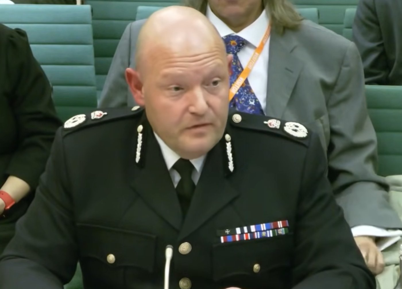 מבוכת ענק בבריטניה | מפקד המשטרה הודה: סמכנו על AI - שהמציא סיפור על קבוצה ישראלית