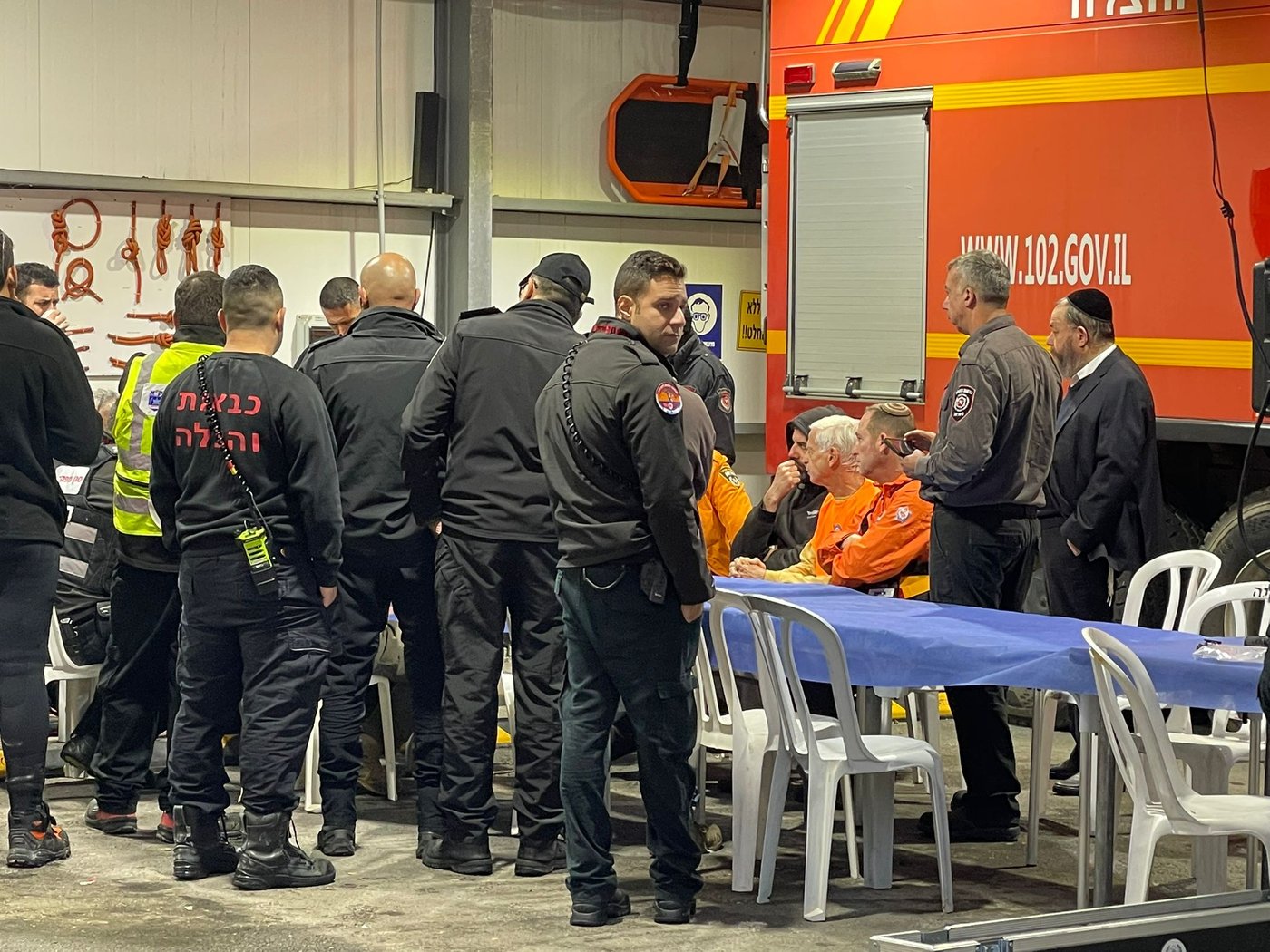 ראש העיר וכוחות ההצלה בחידוש החיפושים, הבוקר