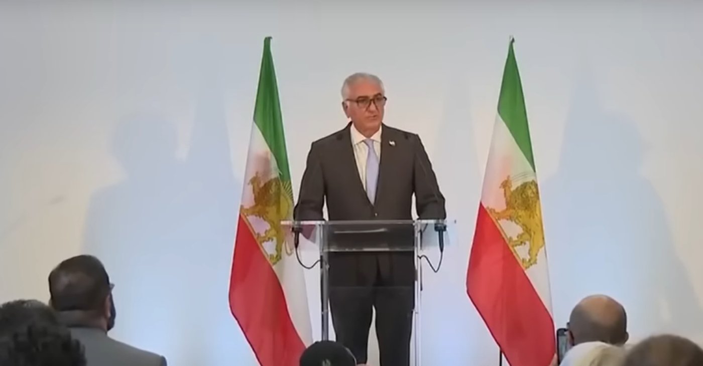 רזא פלהאווי, בנו של השאה, במסיבת עיתונאים