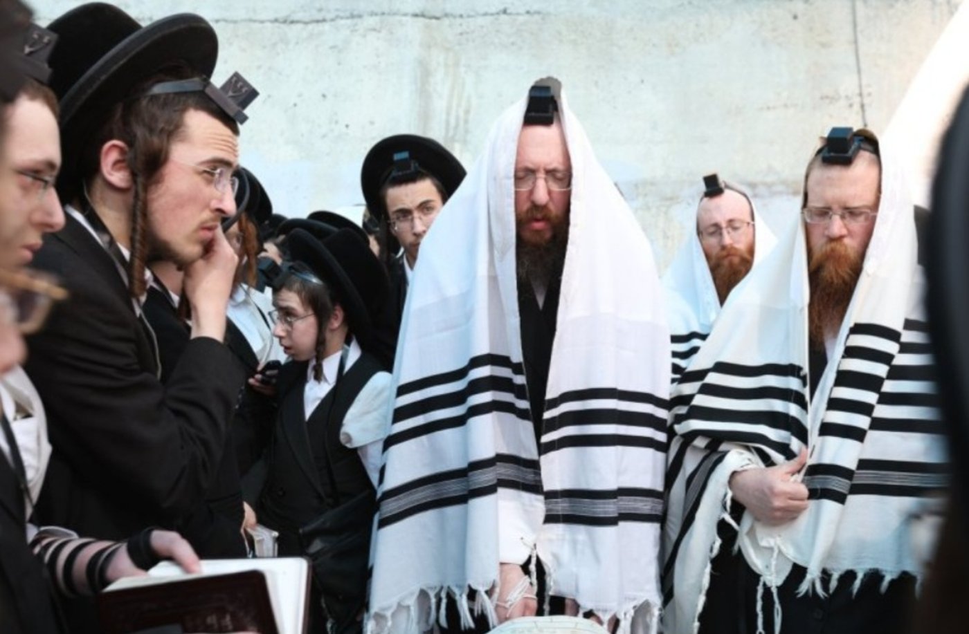 הבחור משה לודמיר ז"ל ליד הרה"צ רבי יוסף ברייאר, בן האדמו"ר מבאיאן