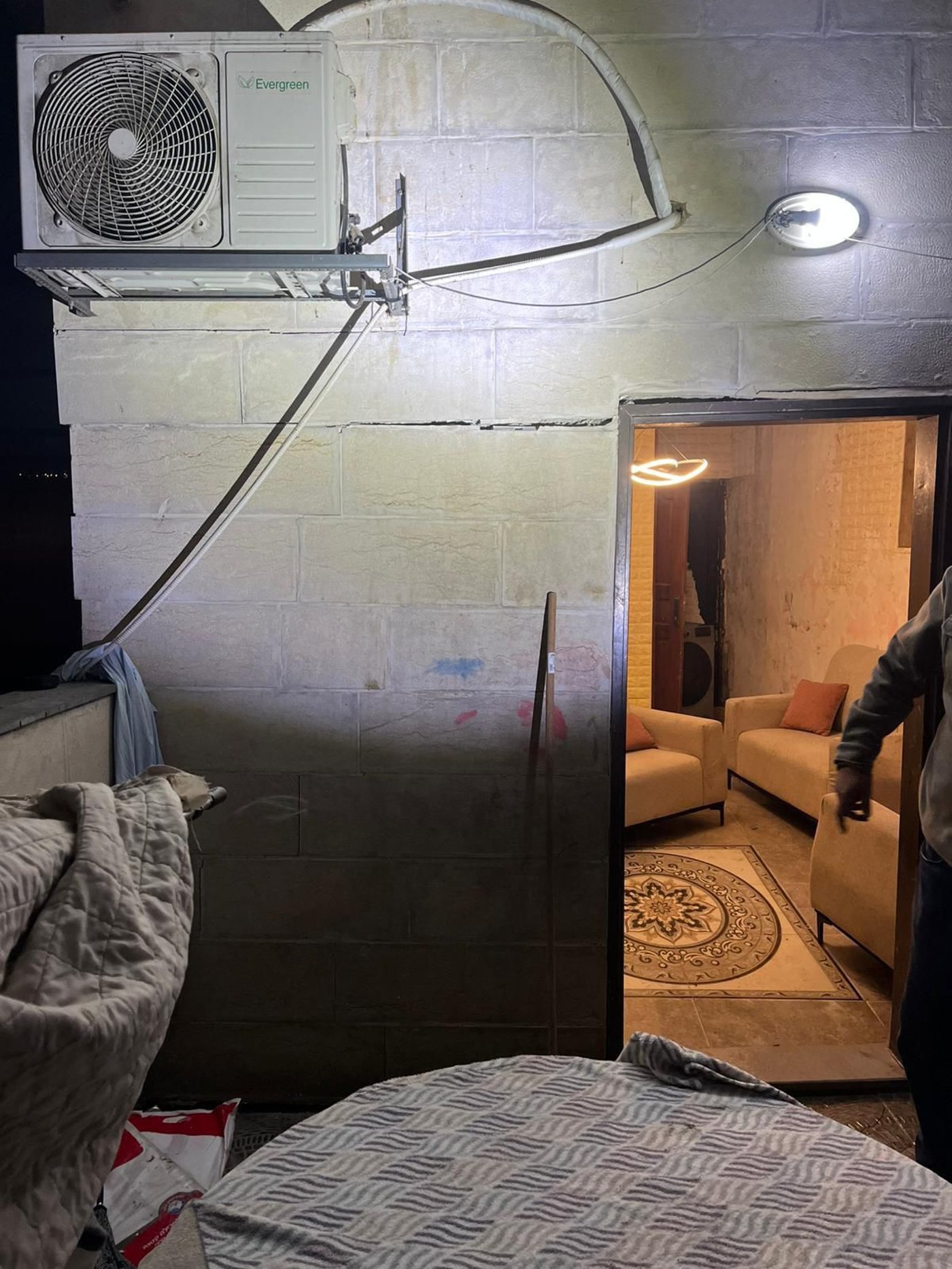 סדקים התגלו בקירות: 7 שעות אחרי פינוי המשפחות - חלק מהבניין קרס