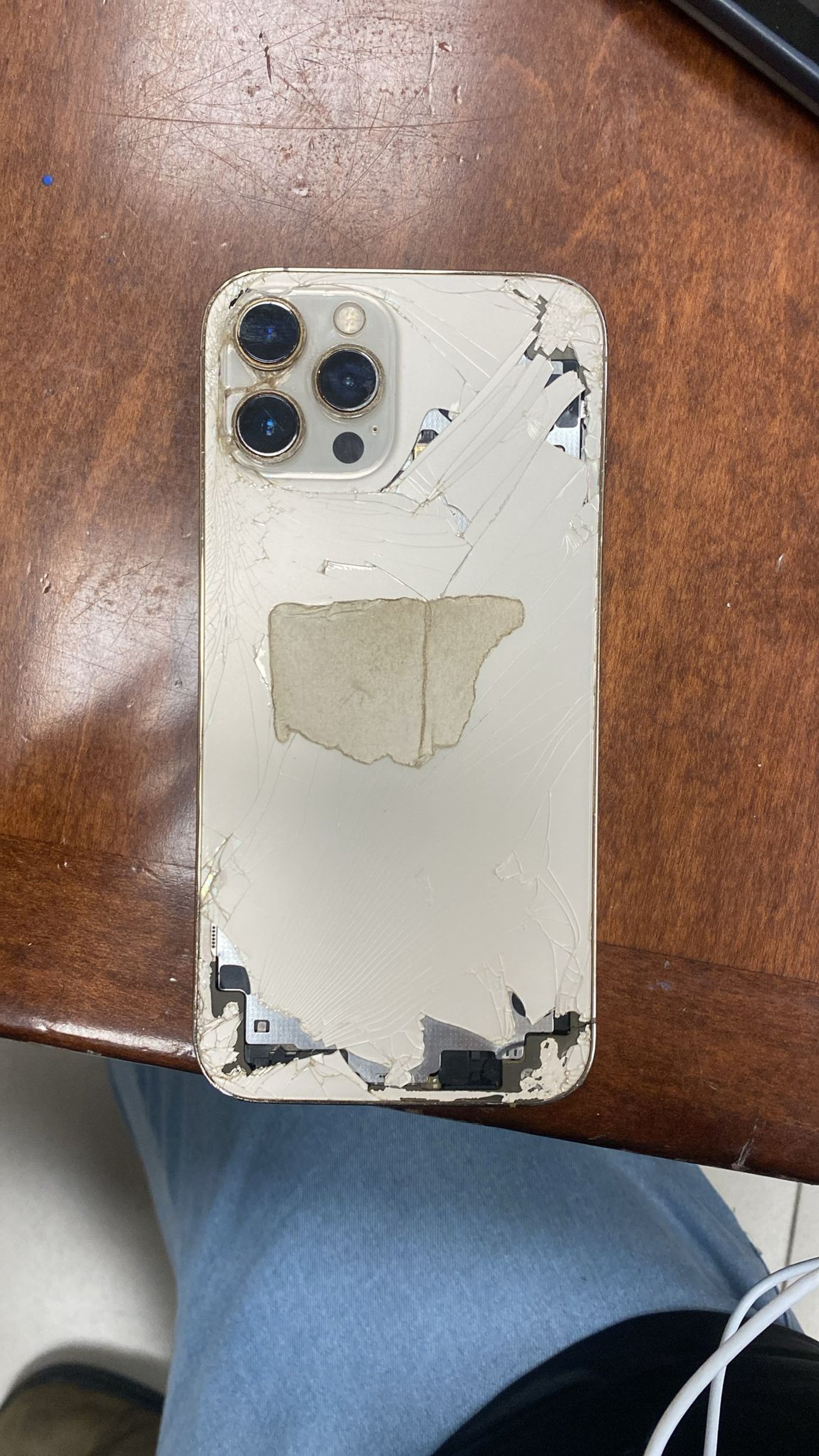 תושב תל אביב מתקרב באופניים לחנות בחלון, ובתוך שניות פורץ | תיעוד