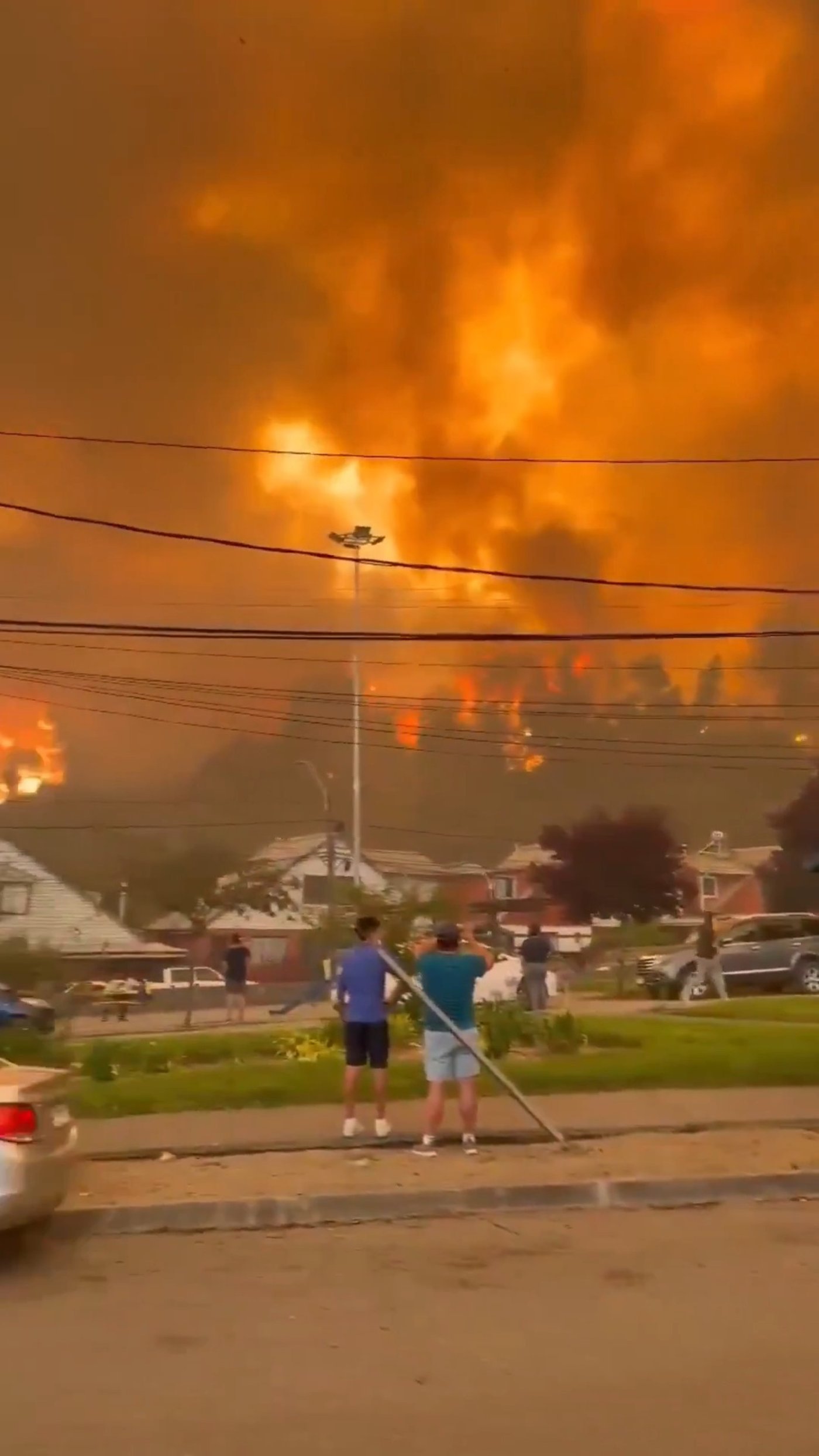 להבות עד לב השמיים: 18 הרוגים בשריפת הענק - המספר צפוי לעלות | 50,000 פונו