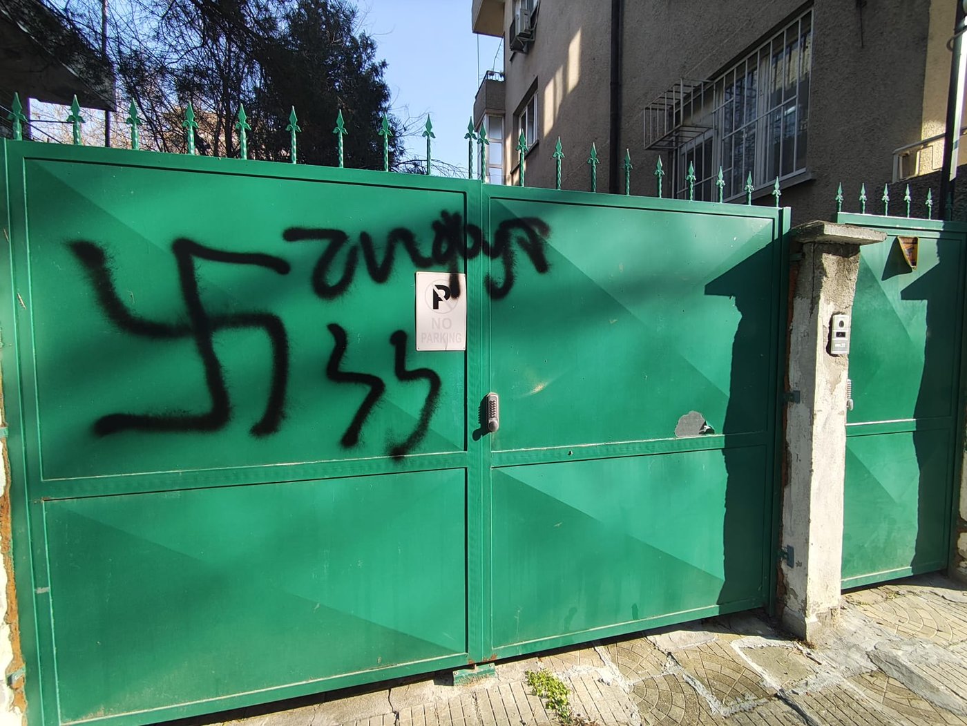 כתובות הנאצה בבית הכנסת