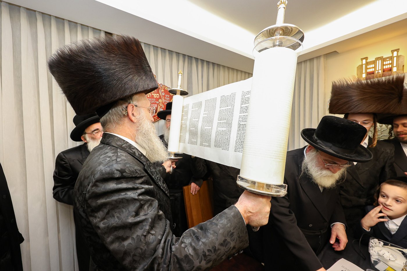 הכנסת ס"ת בויז'ניץ אלעד