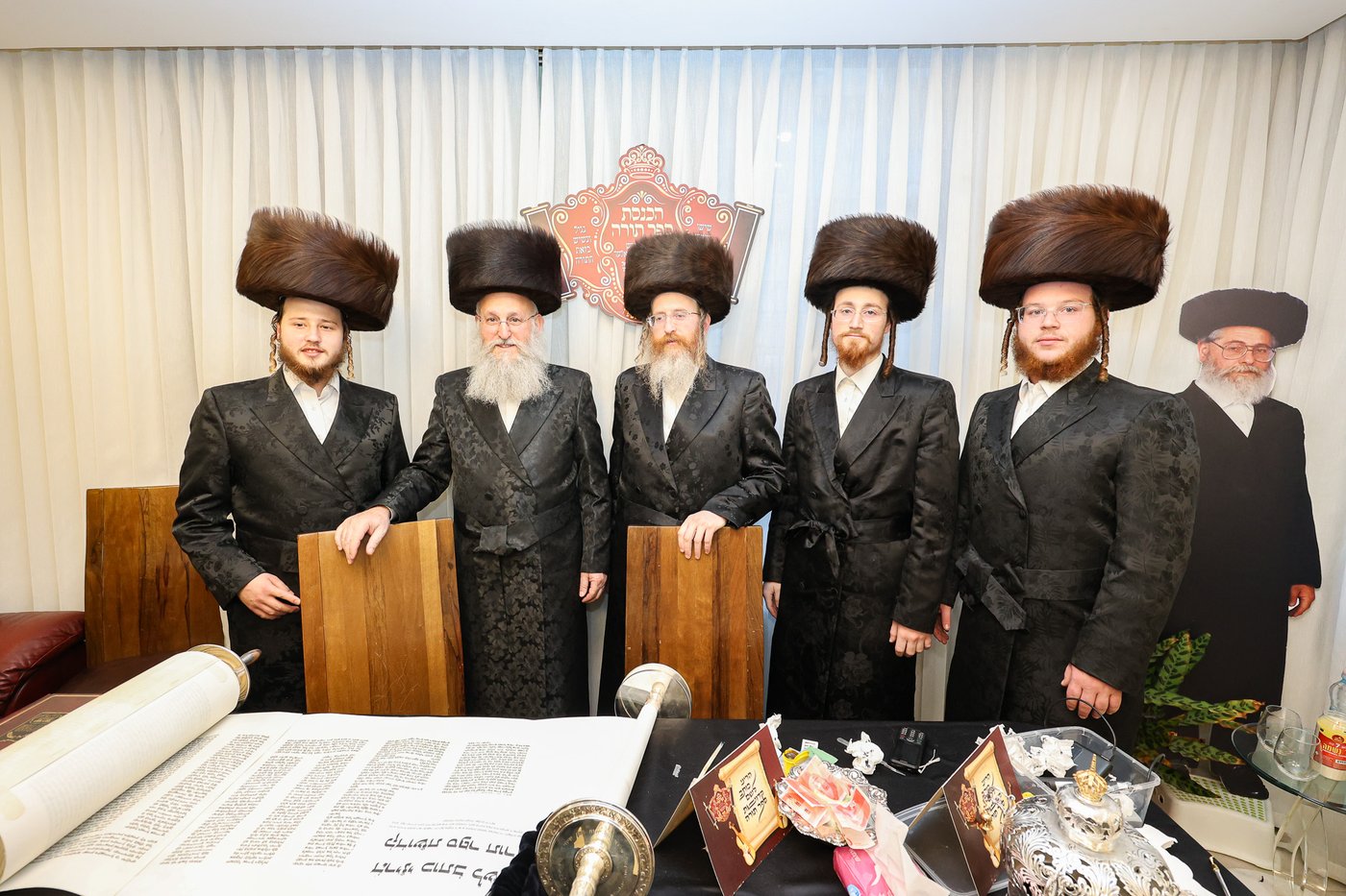 הכנסת ס"ת בויז'ניץ אלעד