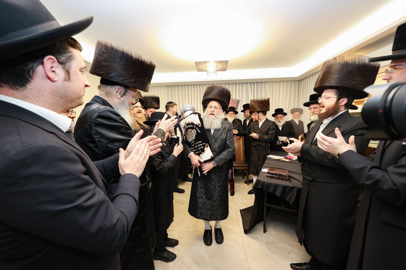 הכנסת ס"ת בויז'ניץ אלעד