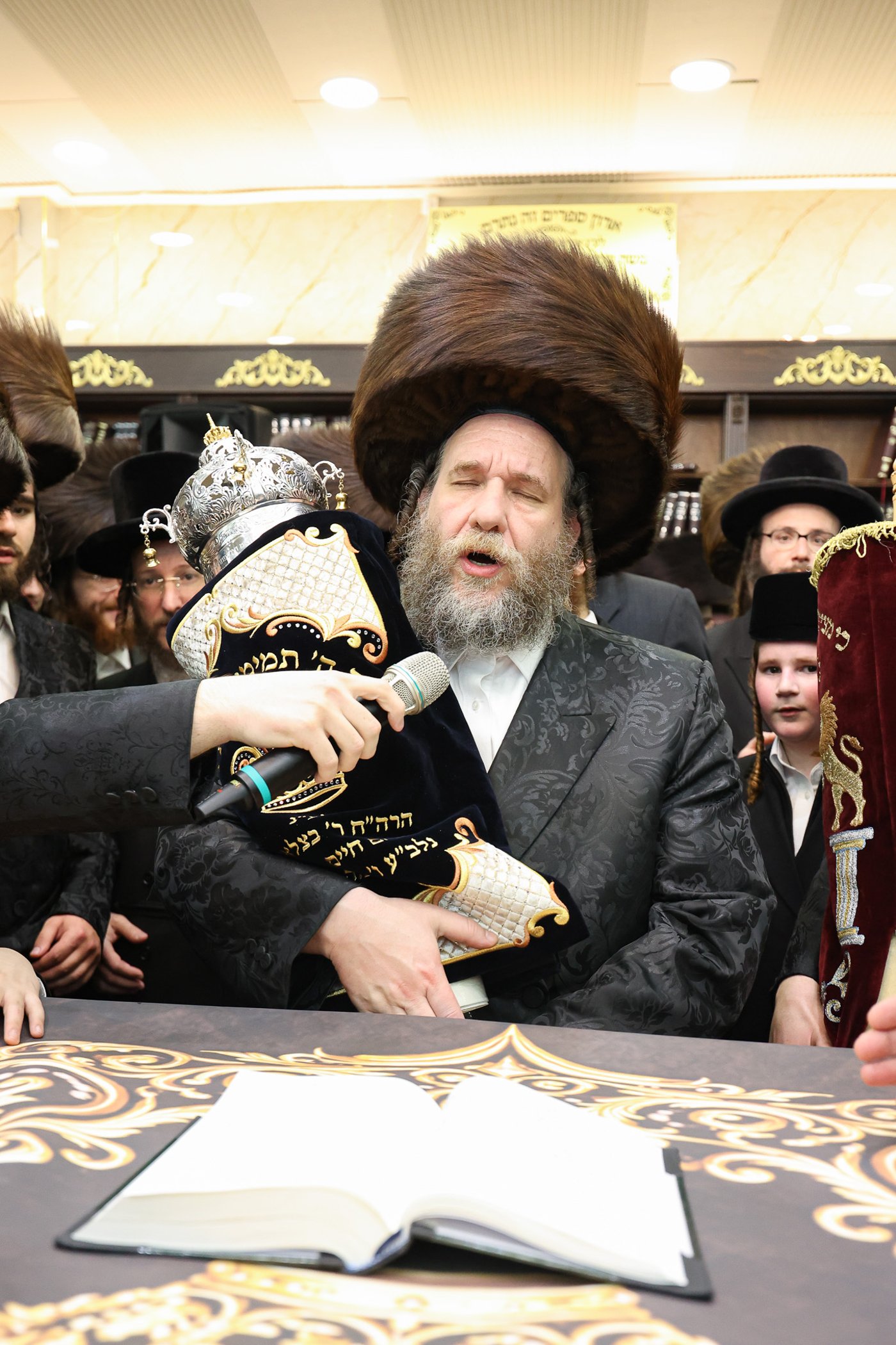 הכנסת ס"ת בויז'ניץ אלעד