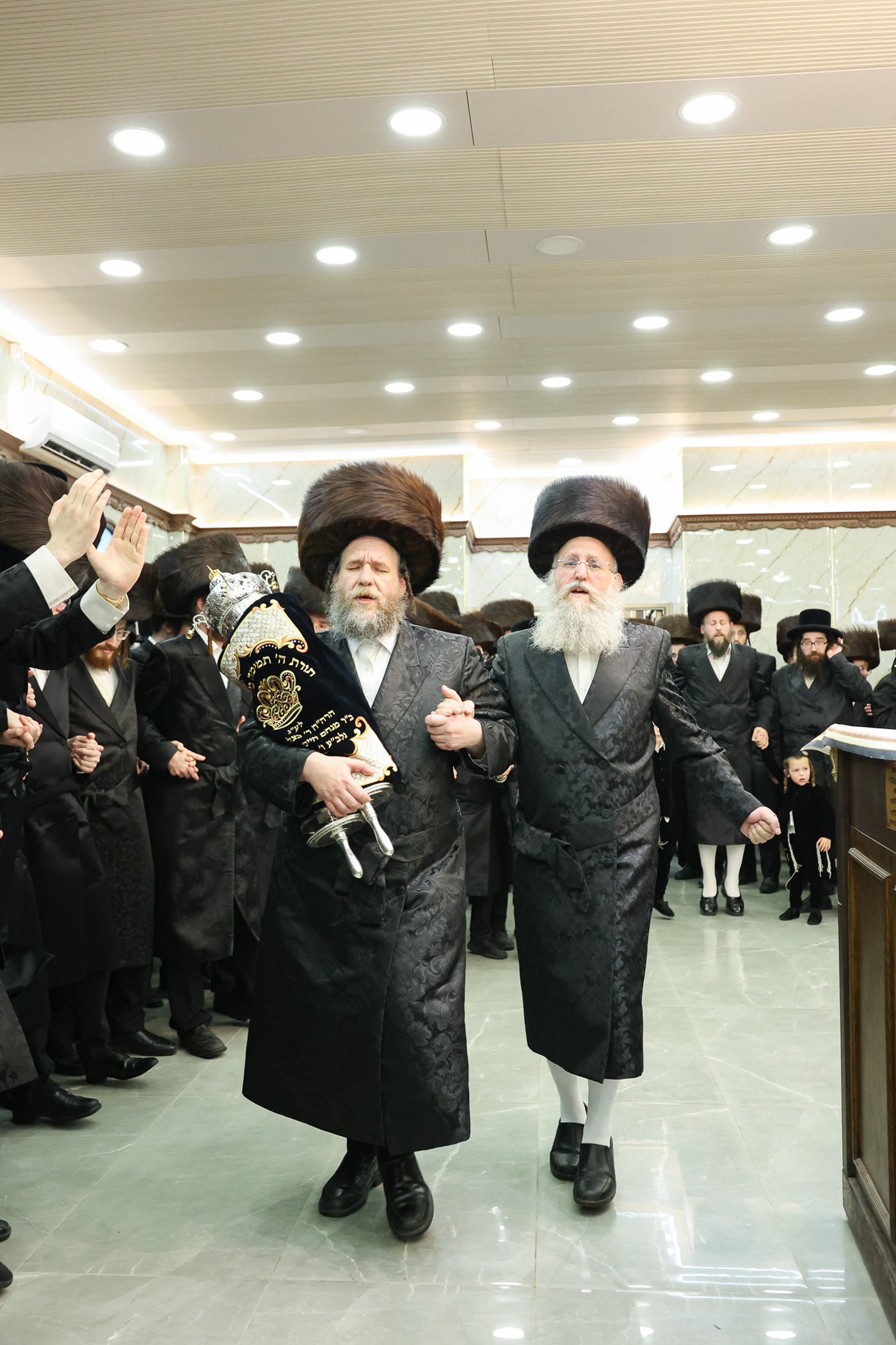 הכנסת ס"ת בויז'ניץ אלעד