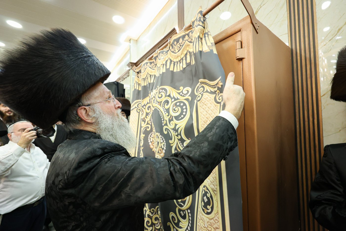 הכנסת ס"ת בויז'ניץ אלעד