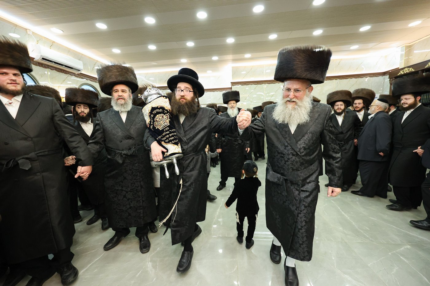 הכנסת ס"ת בויז'ניץ אלעד