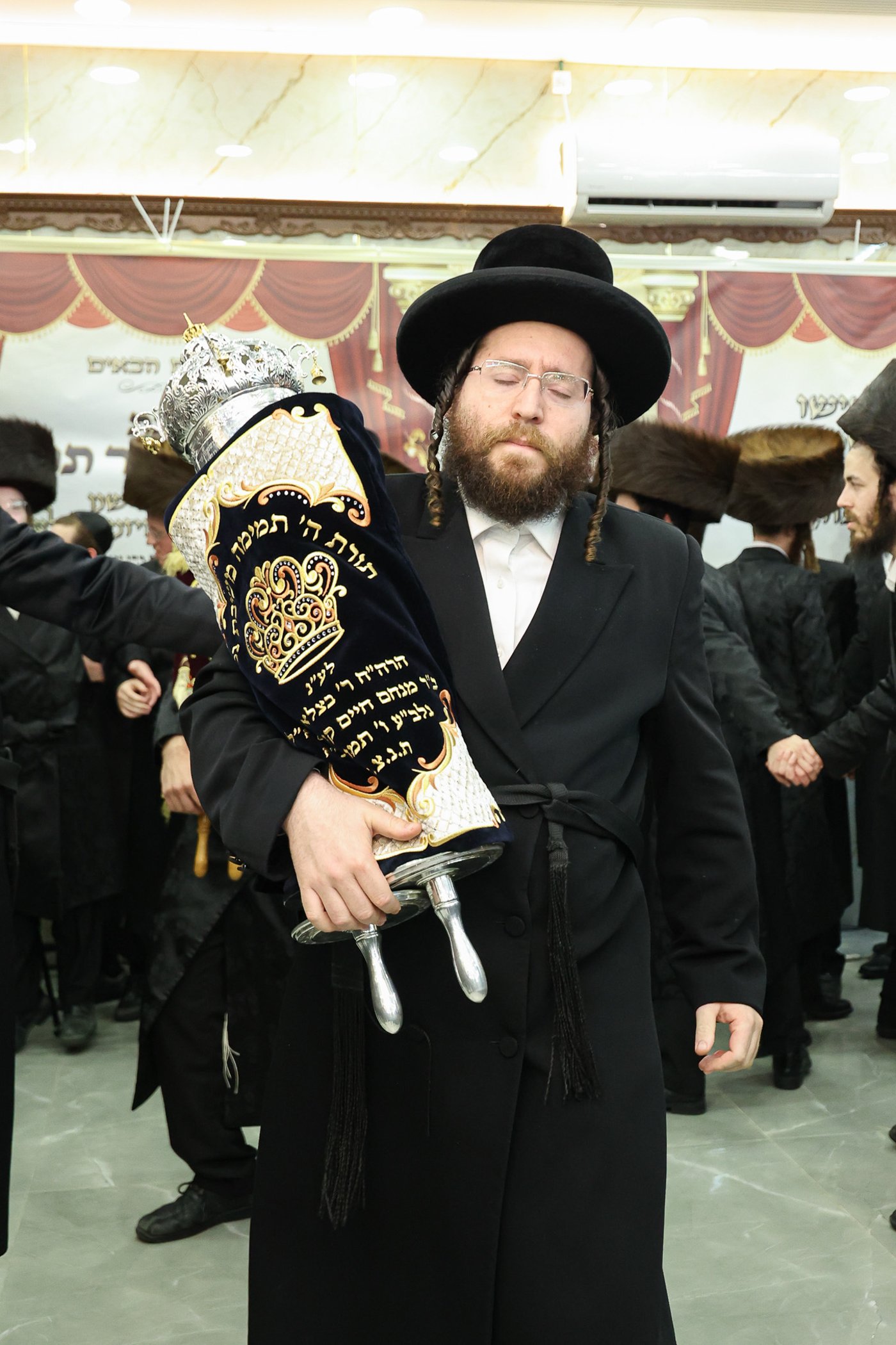 הכנסת ס"ת בויז'ניץ אלעד