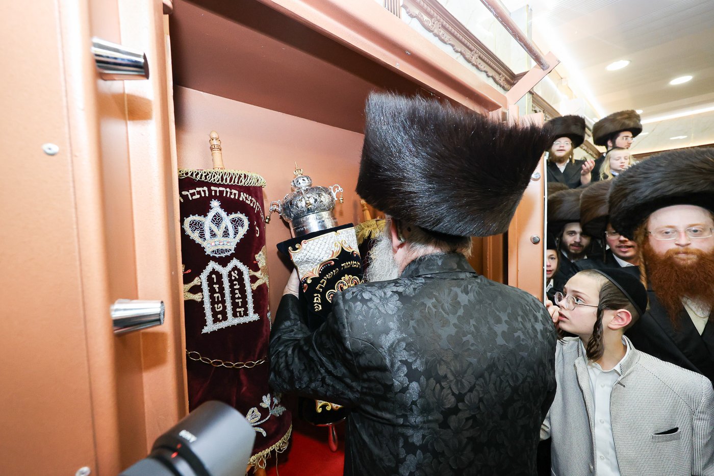 הכנסת ס"ת בויז'ניץ אלעד