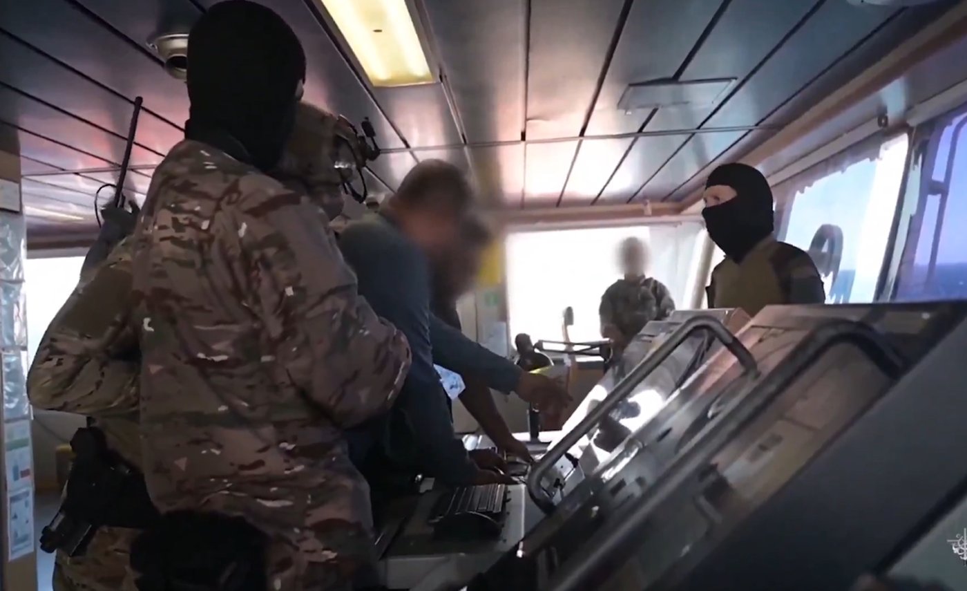 מבצע ימי נועז: צרפת תפסה מכלית מצי הצללים של רוסיה | צפו