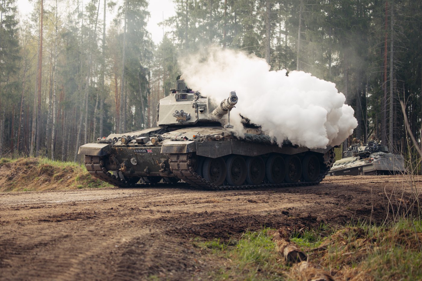 מפלצת הפלדה מתעוררת: טנק בריטי בניסוי אש בשטח. הממלכה נערכת לעידן ה-Challenger 3