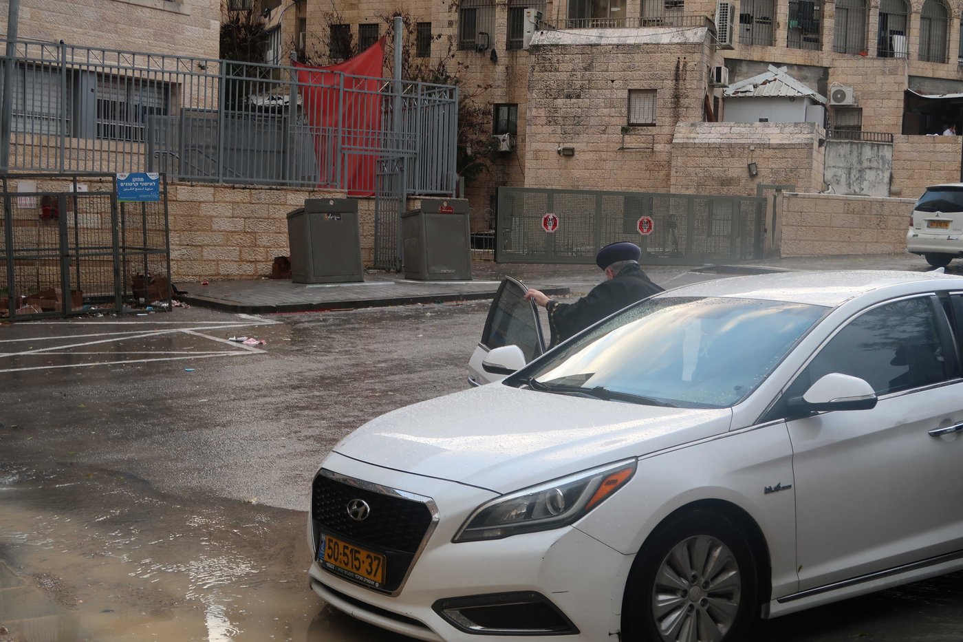 הראשל"צ הגר"י יוסף בגשם הסוער בירושלים