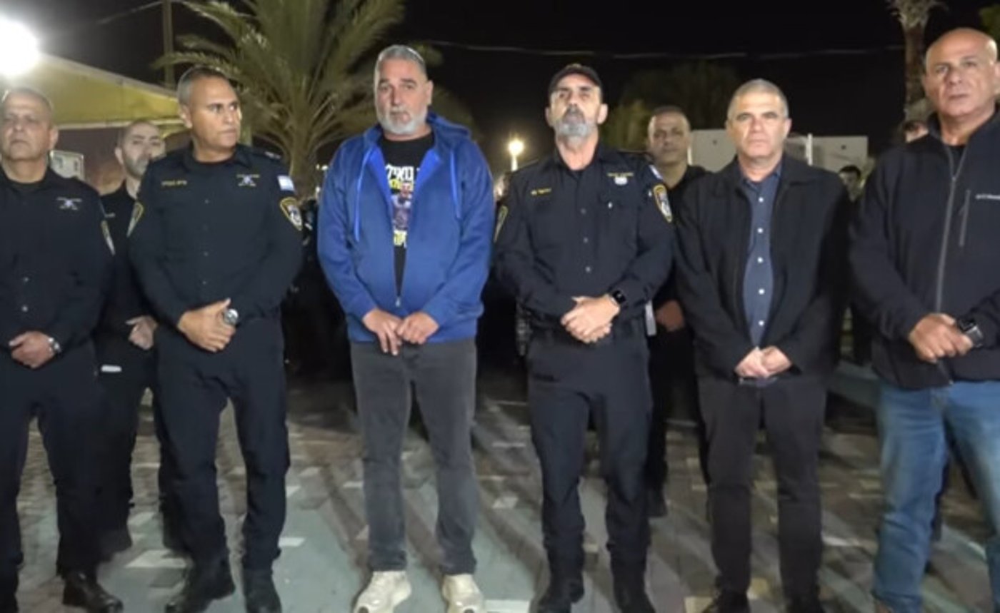 איציק, אביו של רן, עם צמרת המשטרה