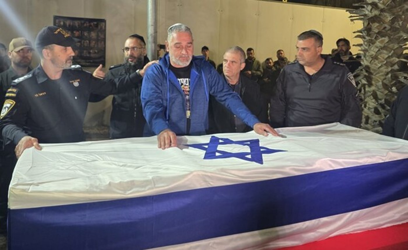 איציק, אביו של רן, עם צמרת המשטרה