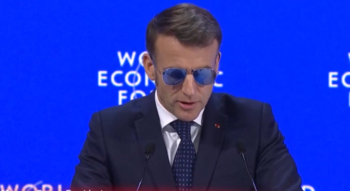 נשיא צרפת עם מותג המשקפיים