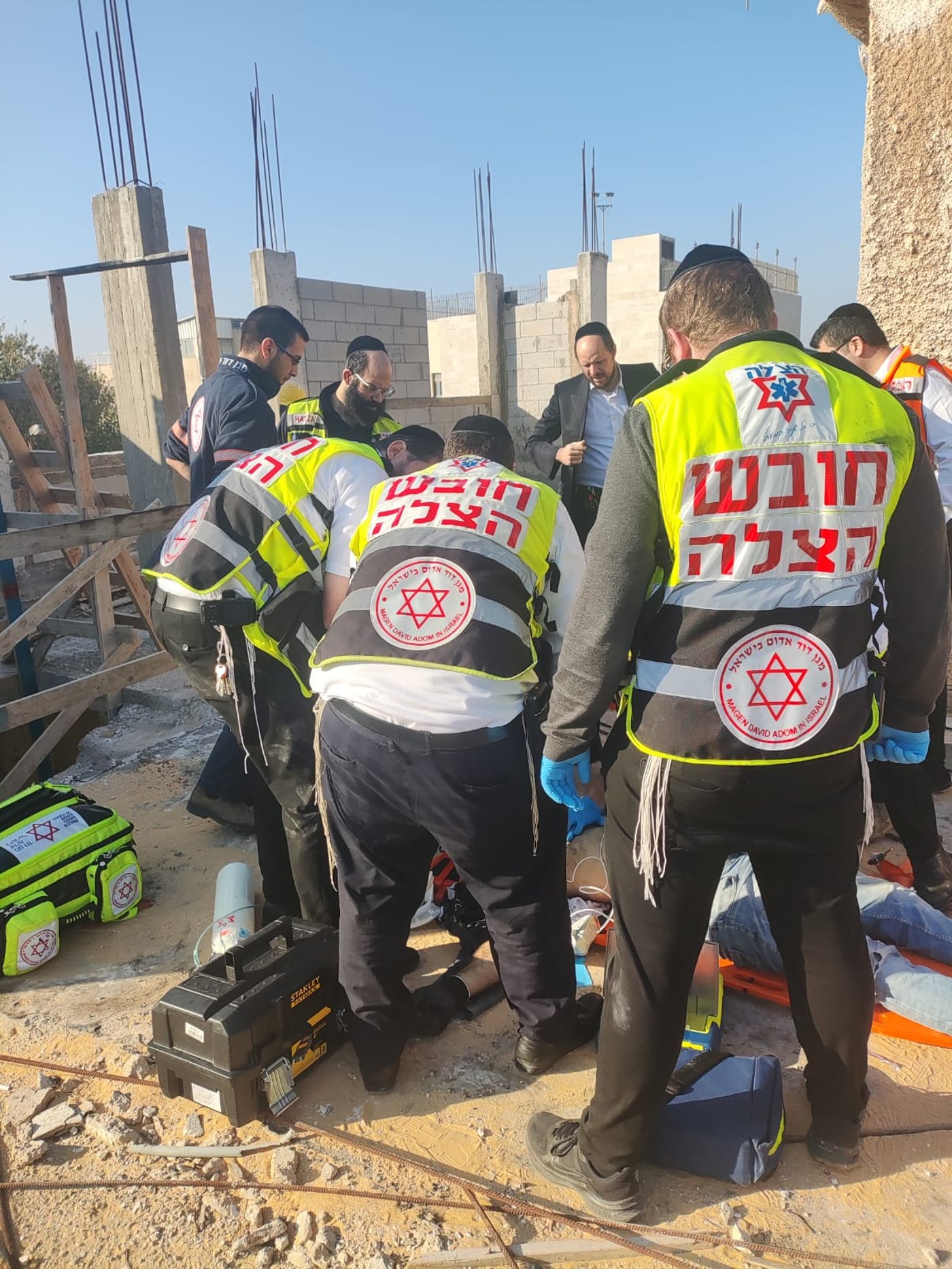 דרמה בחדרה: ילד בן 10 נלכד במחסן נעול לאחר קריסת גג - "חשש למצבו"