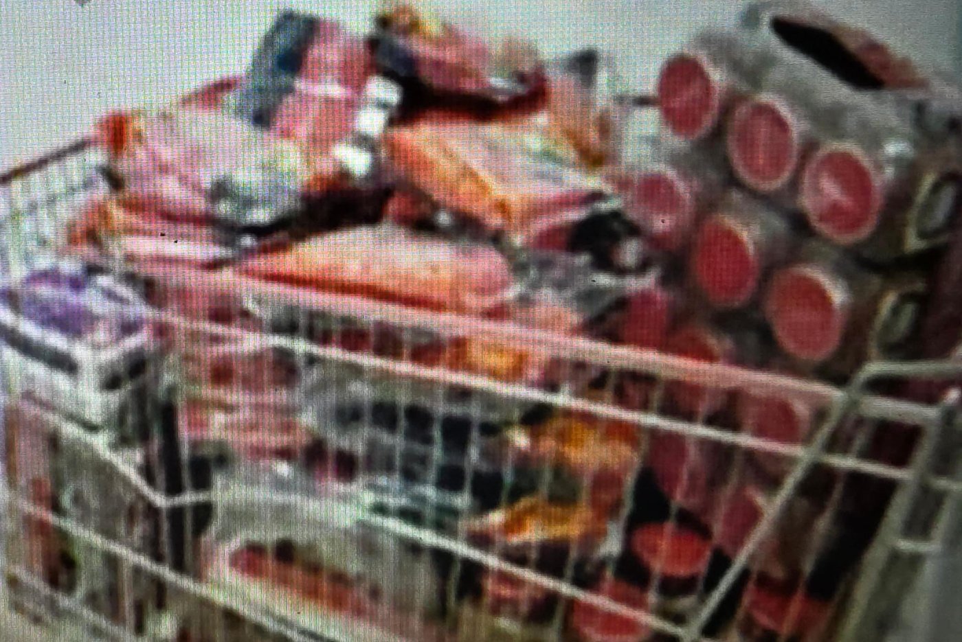 חשב שלא שמים לב: נכנס לסופרמרקט בעיר החרדית ויצא עם עגלה גנובה