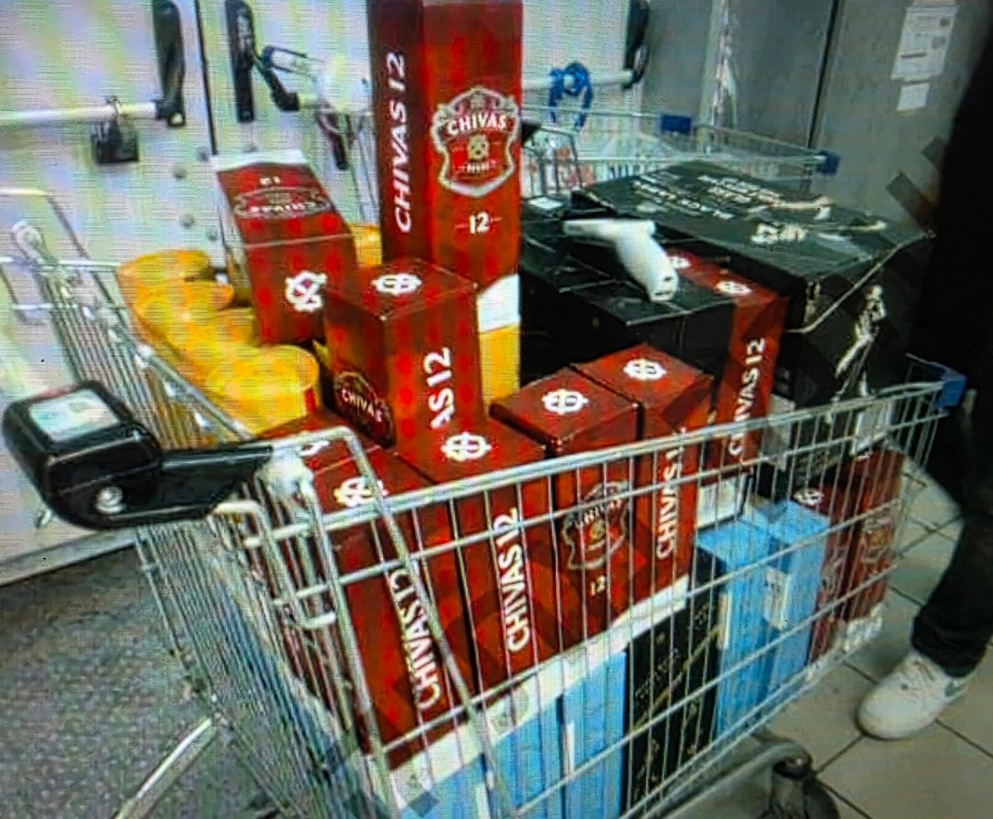 חשב שלא שמים לב: נכנס לסופרמרקט בעיר החרדית ויצא עם עגלה גנובה