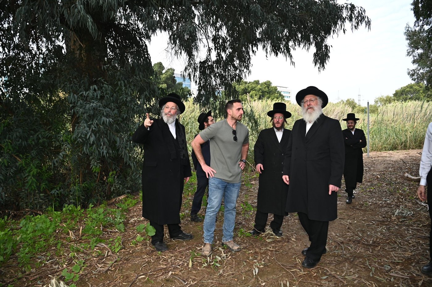 רבני בני ברק בסיור בפארק הענק בצפון העיר להקמת קו עירוב שבת