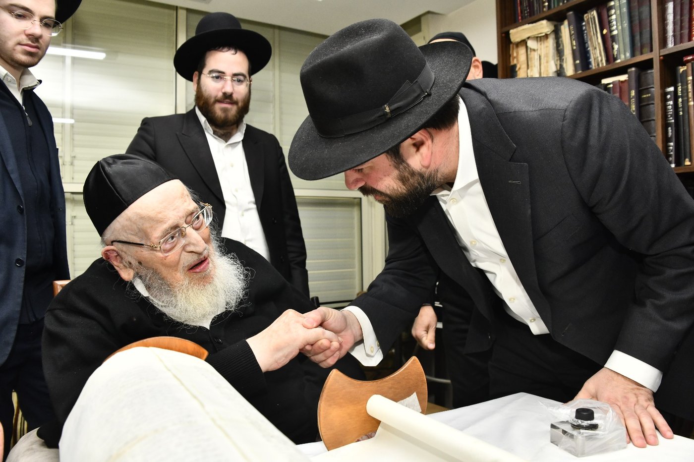 הכנסת ס"ת לחניכי הישיבות בטלז סטון