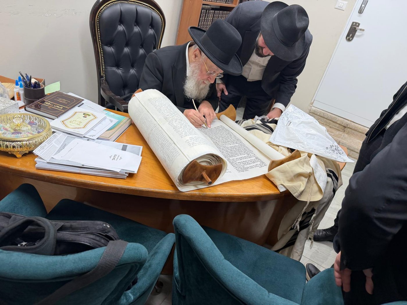 הכנסת ס"ת לחניכי הישיבות בטלז סטון