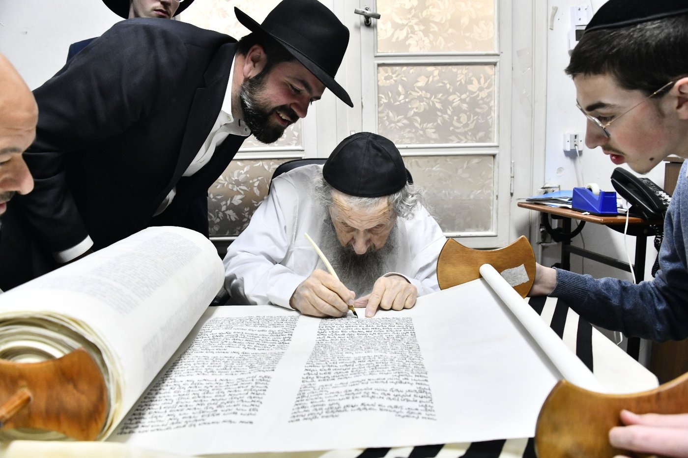 הכנסת ס"ת לחניכי הישיבות בטלז סטון