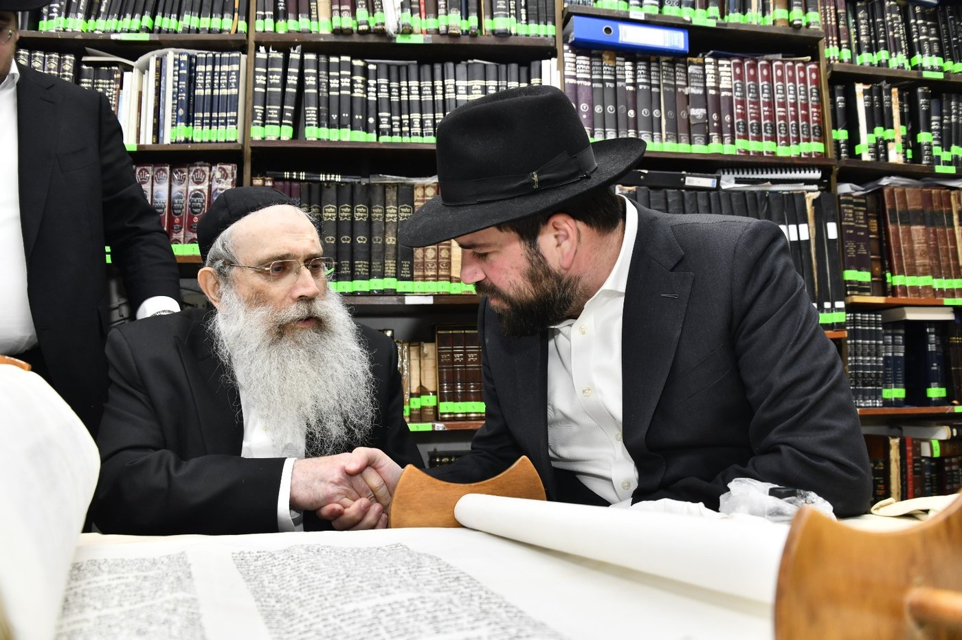 הכנסת ס"ת לחניכי הישיבות בטלז סטון