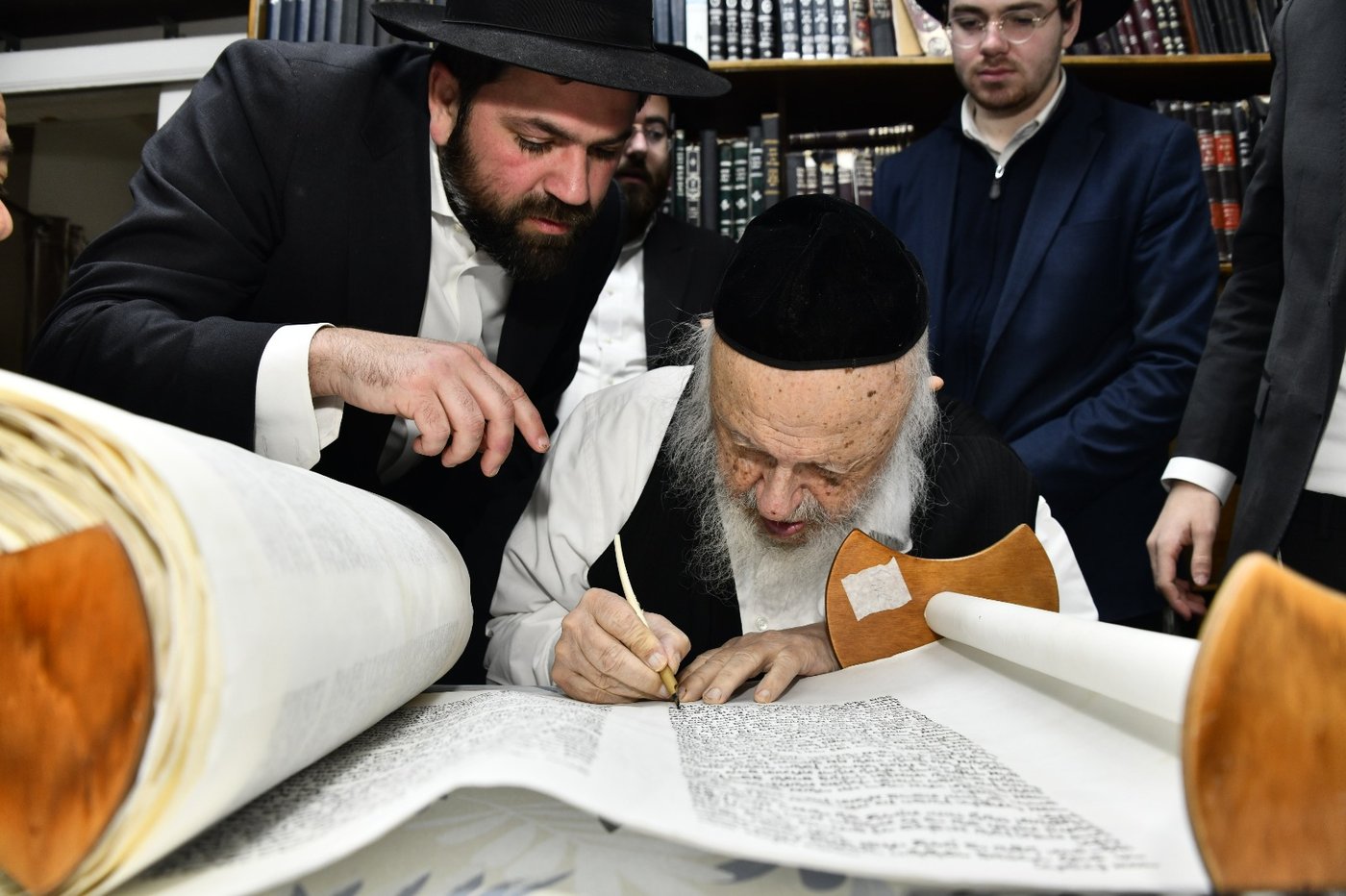 הכנסת ס"ת לחניכי הישיבות בטלז סטון