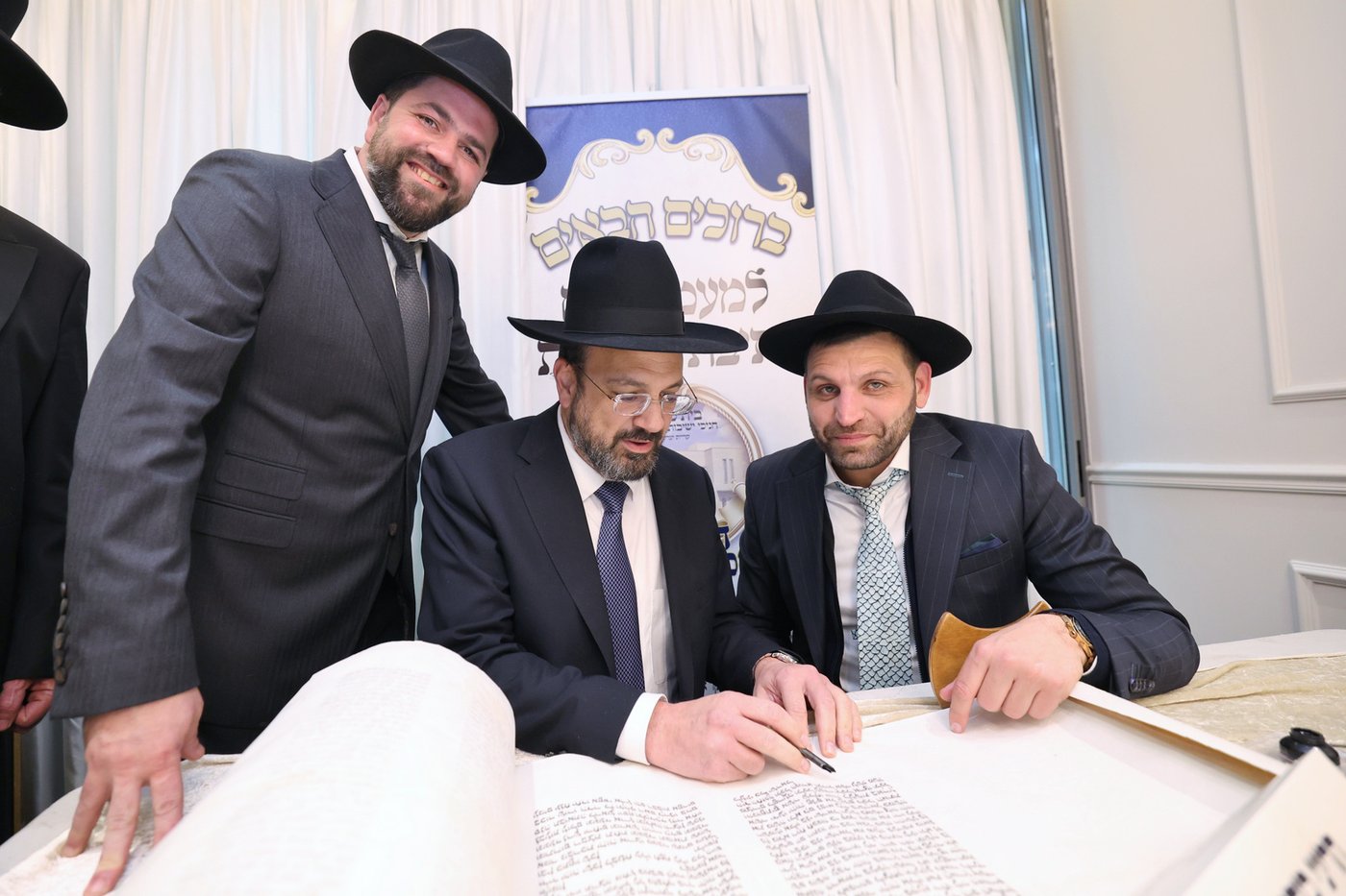 הכנסת ס"ת לחניכי הישיבות בטלז סטון