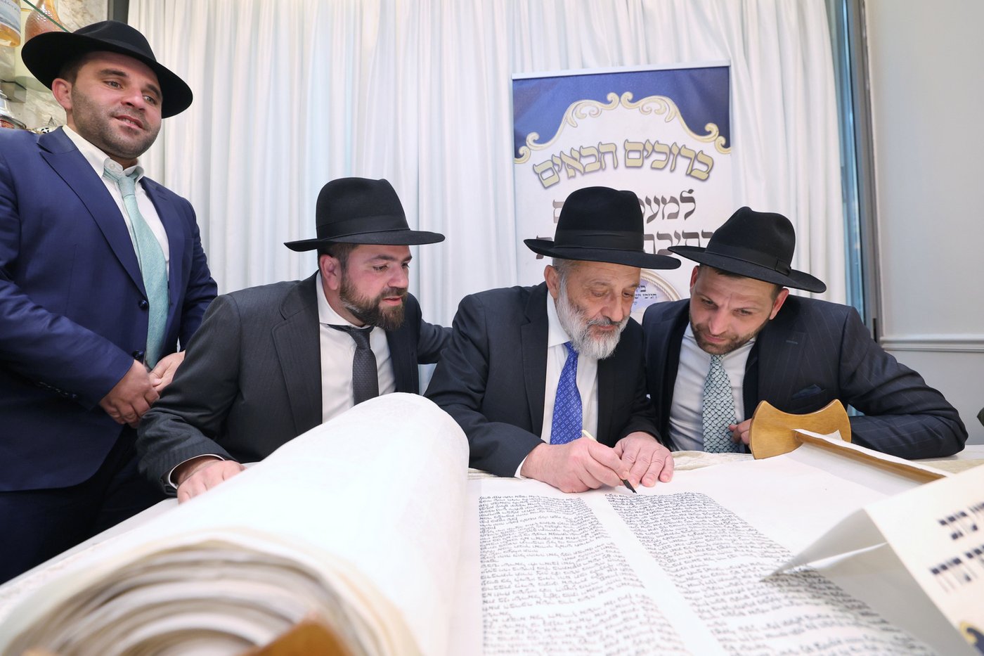 הכנסת ס"ת לחניכי הישיבות בטלז סטון