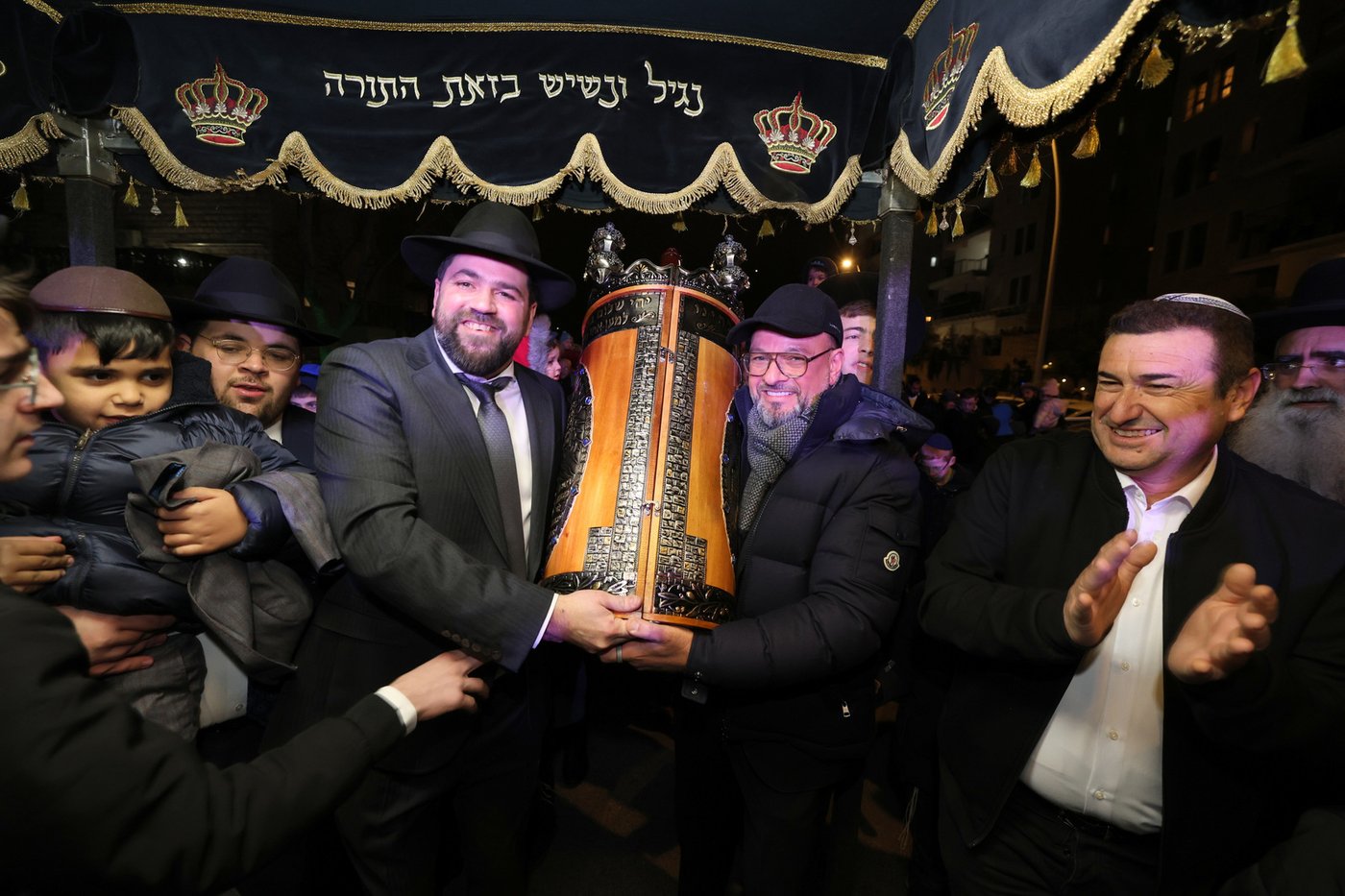 הכנסת ס"ת לחניכי הישיבות בטלז סטון