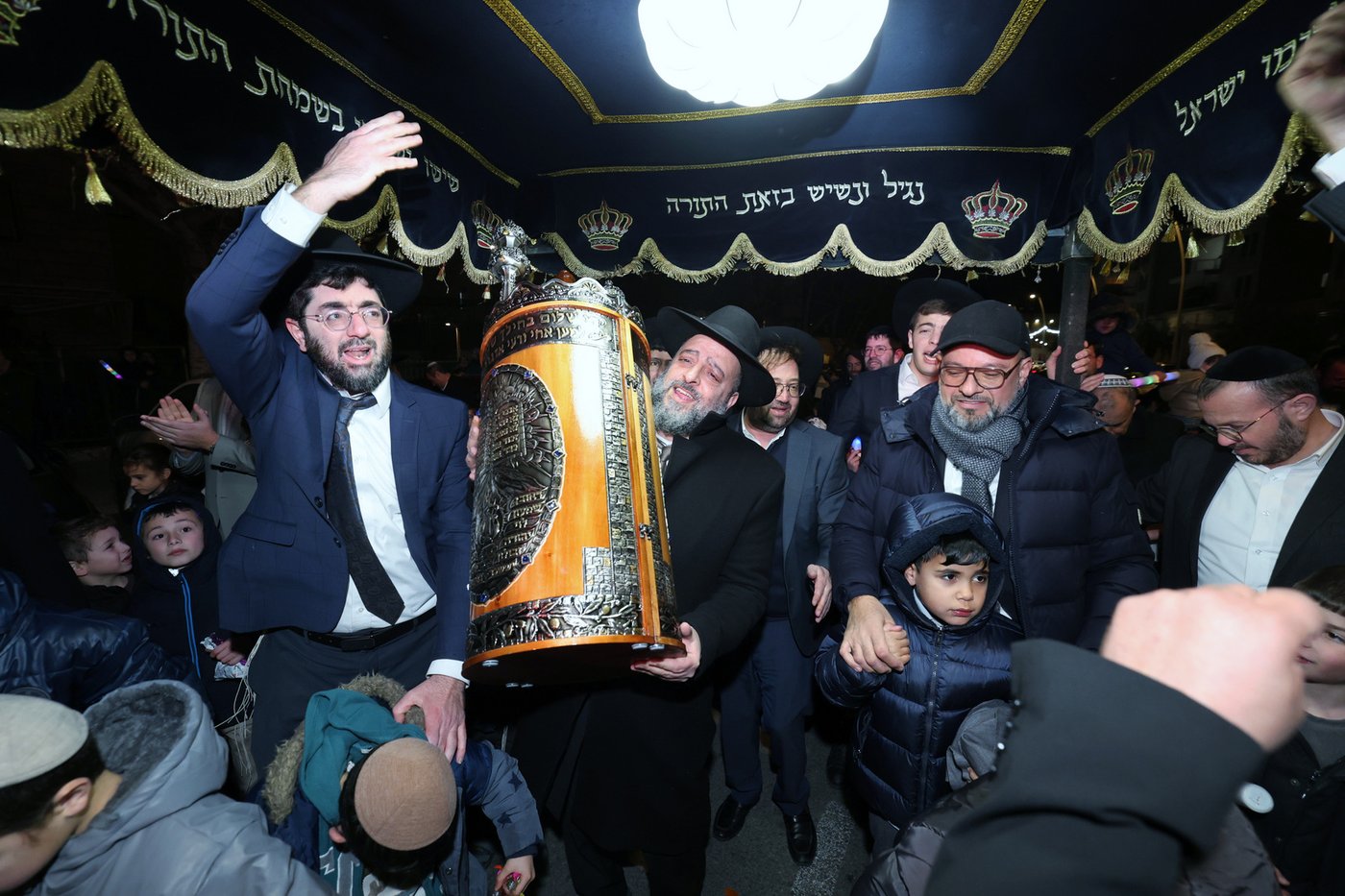 הכנסת ס"ת לחניכי הישיבות בטלז סטון