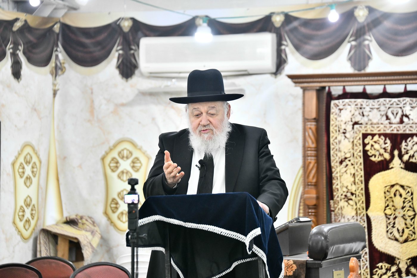 הגאון רבי אברהם יצחק קוק נואם