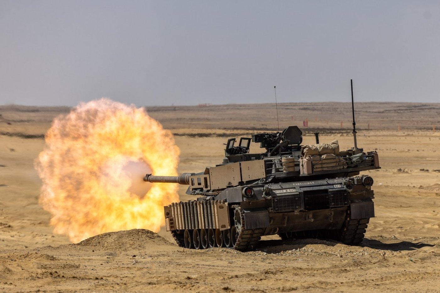 חיילי צבא ארה"ב יורים מתותח ה-120 מ"מ של טנק האברמס