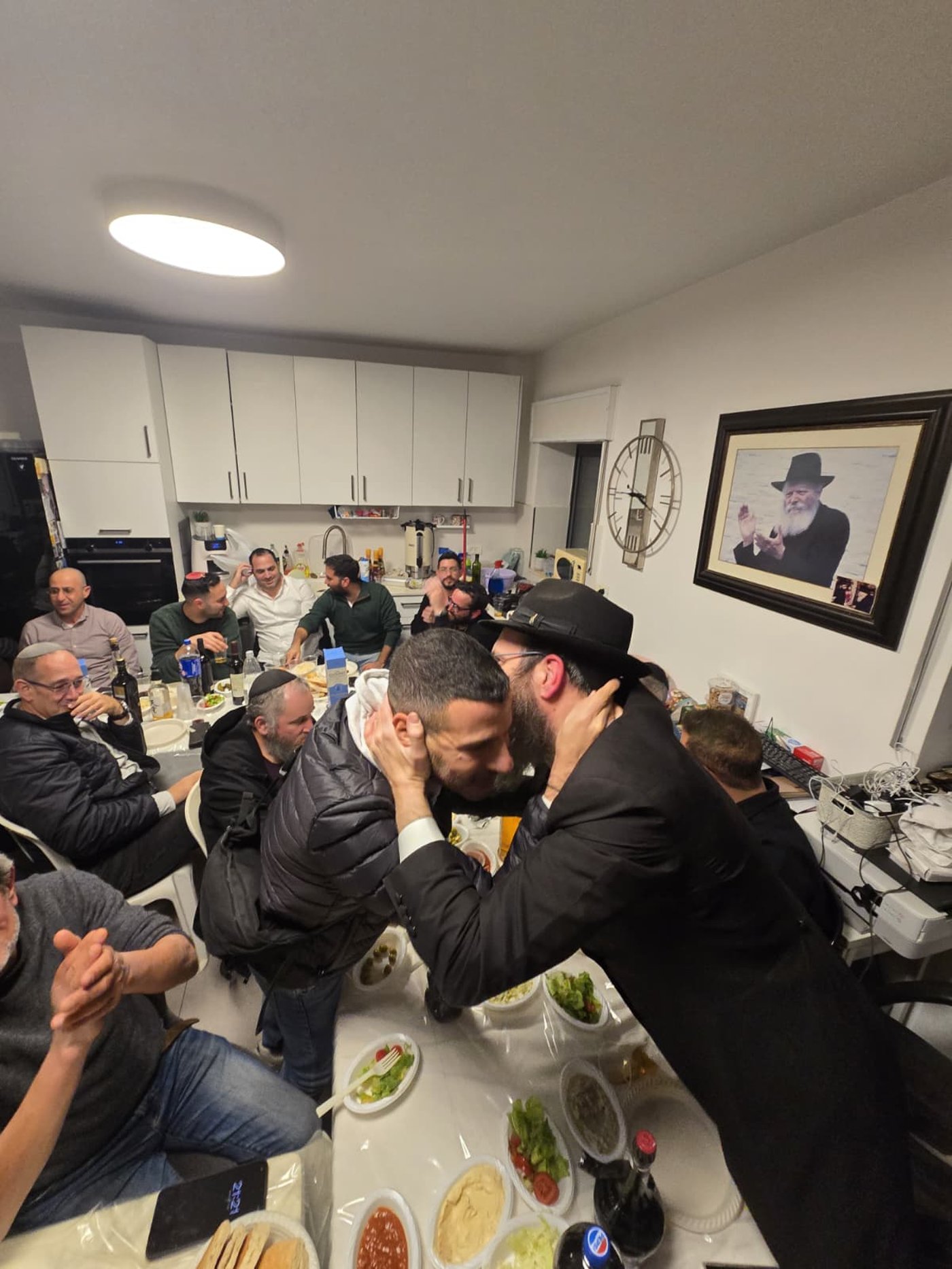 התוועדות לא שגרתית לכבוד הרבי: עמית סגל, ינון מגל, טופז לוק ויונתן אוריך 