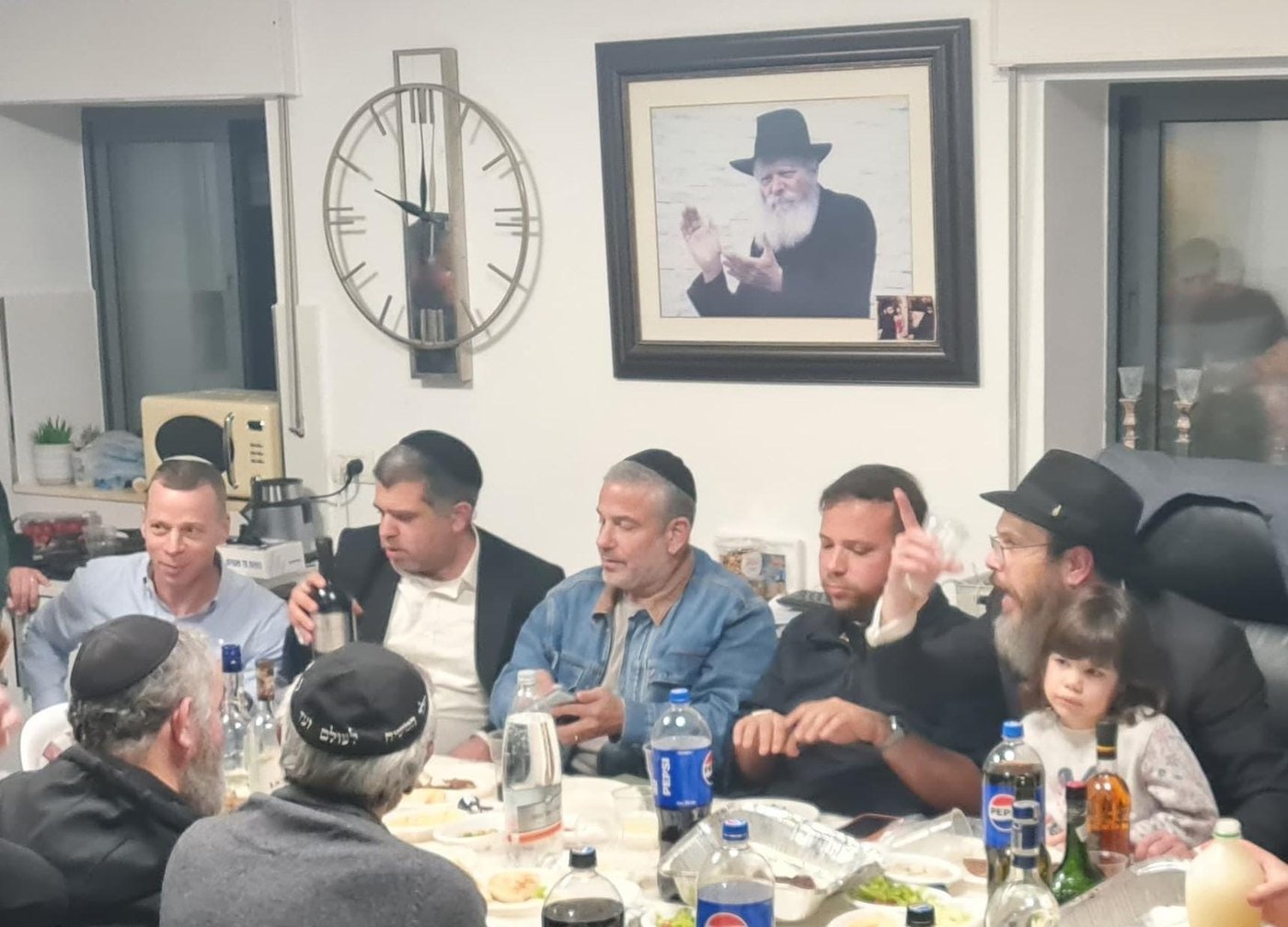 התוועדות לא שגרתית לכבוד הרבי: עמית סגל, ינון מגל, טופז לוק ויונתן אוריך 