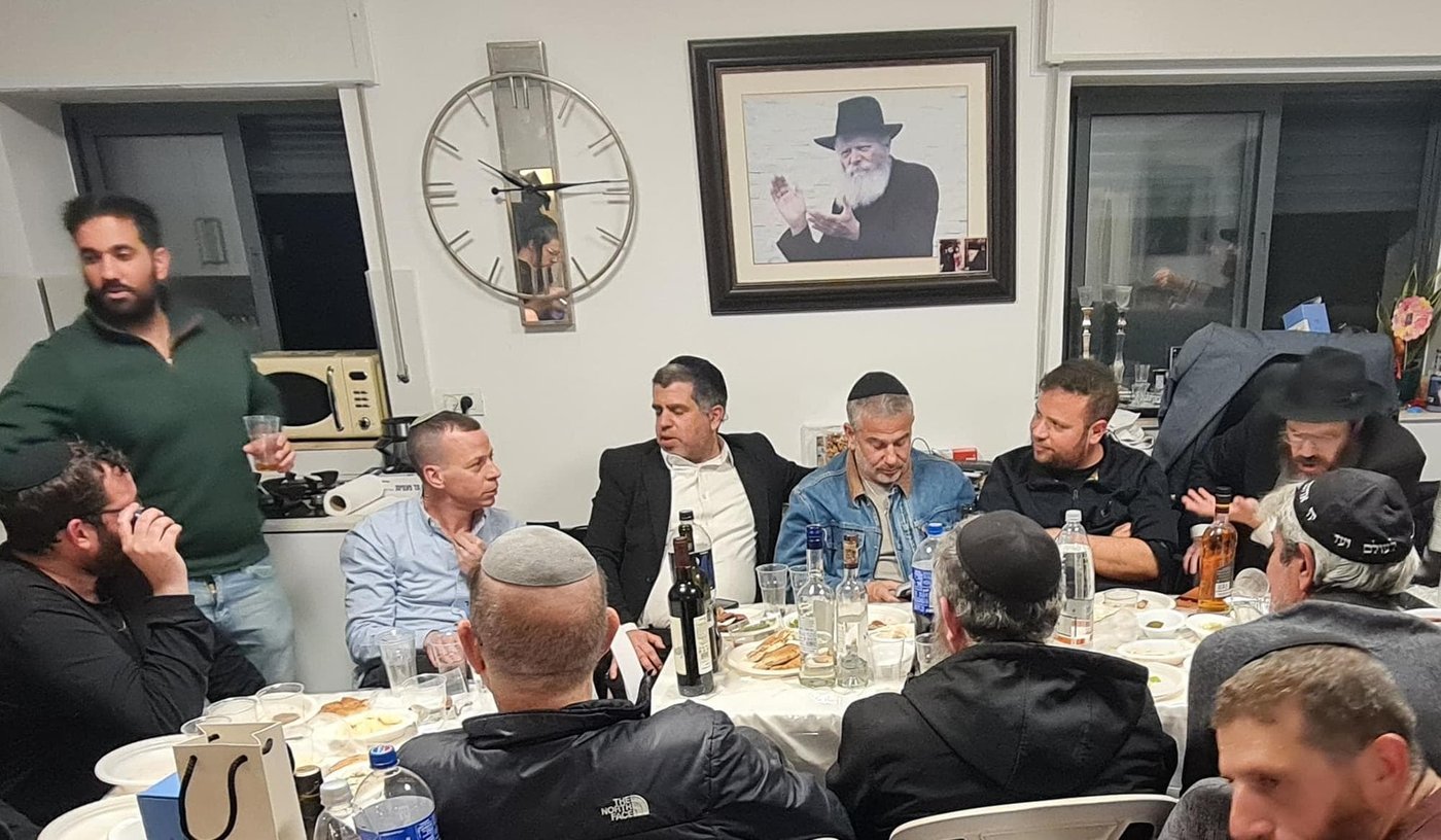 התוועדות לא שגרתית לכבוד הרבי: עמית סגל, ינון מגל, טופז לוק ויונתן אוריך 