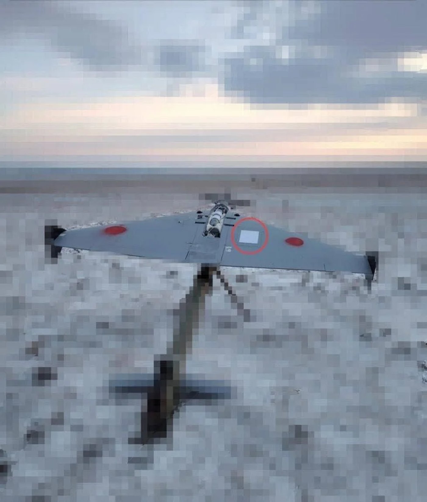 כטב"ם רוסי מדגם "מולנייה" כאשר הריבוע הלבן המסומן בעיגול אדום הוא מסוף "סטארלינק" (Starlink) שהותקן עליו.