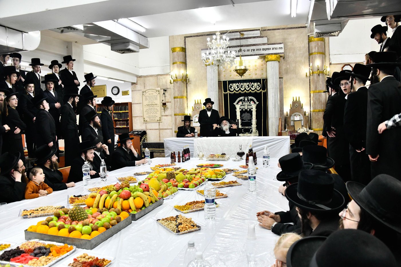 האדמו"ר מחוג חתם סופר בטיש ט"ו בשבט