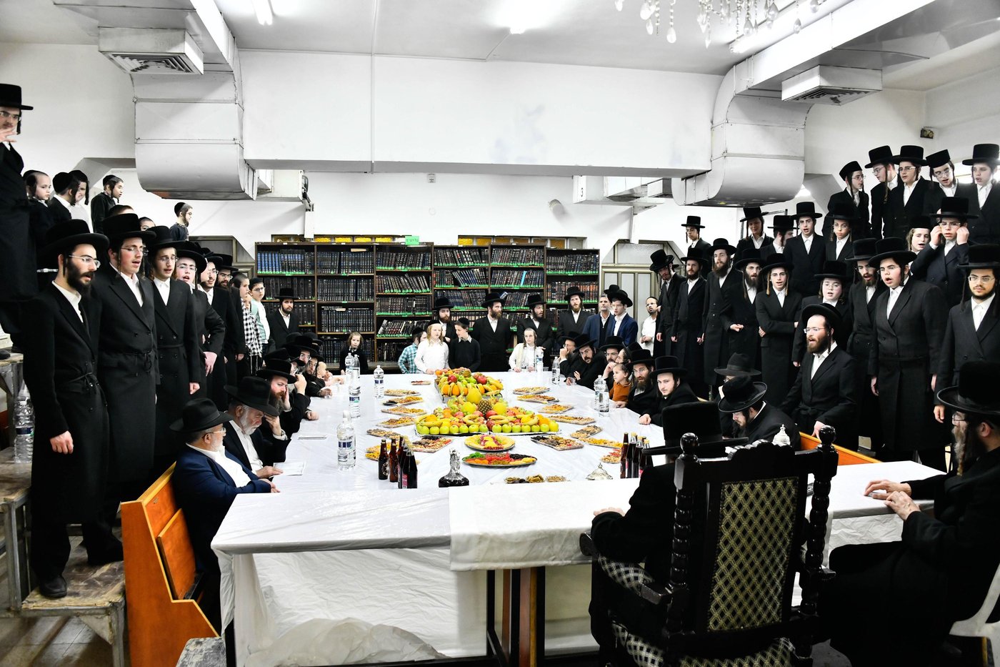 האדמו"ר מחוג חתם סופר בטיש ט"ו בשבט